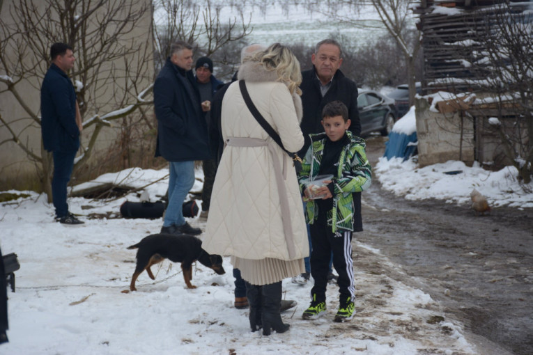 Mali Stefan deli bombone gostima
