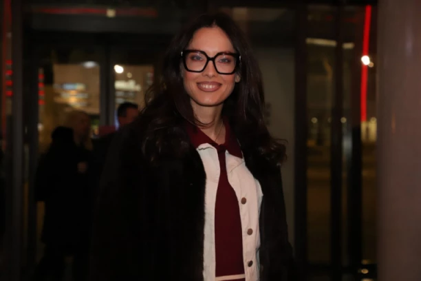 ŠTA TO MIRKA VASILJEVIĆ RADI SA STRANE? Sve se saznalo putem mreža, glumica NA SNIMKU NIJE SAMA! (FOTO)