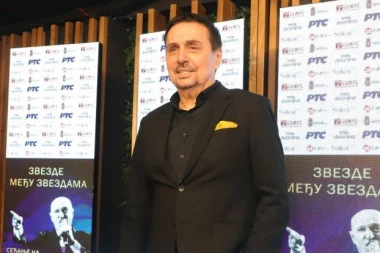 KEBA NAPRAVIO ŠOU NA AERODROMU: Naleteo na poznanicu, pa zapevao s njom svoj stari HIT - zapalio Tiktok! (VIDEO)