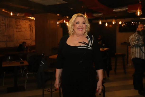 CELA SALA U SUZAMA, A ONA NIJE PLAKALA: Snežana Đurišić priznala šta se desilo na koncertu posvećenom POKOJNOM KOLEGI! (VIDEO)