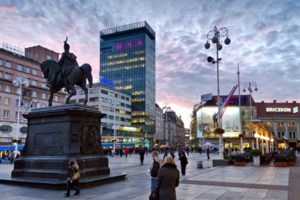 ZA DLAKU IZBEGNUTA STRAŠNA TRAGEDIJA NA TRGU BANA JELAČIĆA U ZAGREBU! Hrpa cigala se srušila na pločnik - LJUDI U ŠOKU!