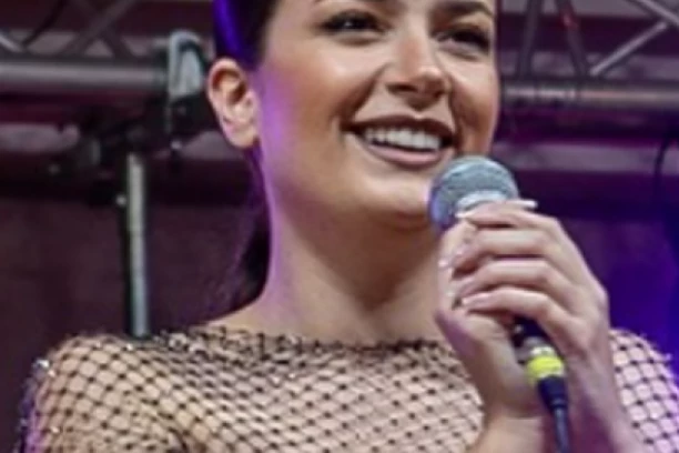 OGLASILA SE NAŠA PEVAČICA NAKON ŠTO JE POSTALA MAJKA! Prva fotografija nakon porođaja ZAPALILA MREŽE!