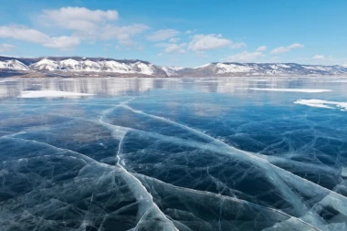 AUTOMOBIL SA ČETIRI ODRASLE OSOBE I TROJE DECE PROPAO KROZ ZALEĐENU REKU! Policija i ronioci na terenu, hitna akcija spasavanja!