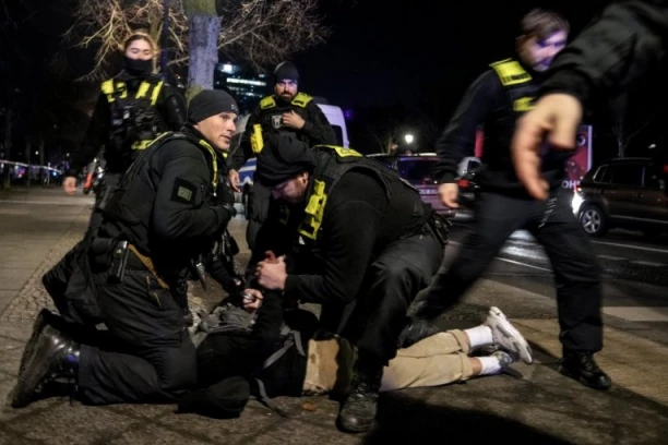 POLICIJA RAZBILA SKUP DEMONSTRANATA: Narod izašao ujedinjen u bolu i patnji, korišćene flaše i suzavci! (VIDEO)