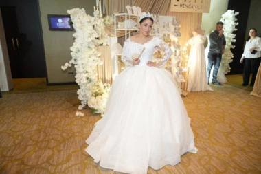 IZABRANIK MINE KOSTIČ SE UKLJUČIO U PROGRAM: Pevačica nikad spremnija da stane na ludi kamen - Kasper je vodi u Ameriku!