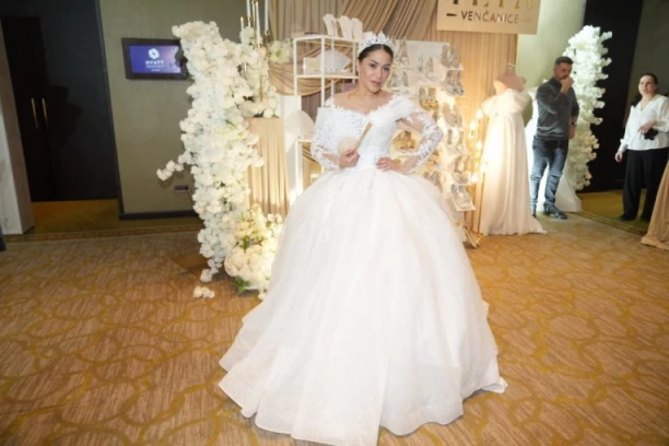 IZABRANIK MINE KOSTIČ SE UKLJUČIO U PROGRAM: Pevačica nikad spremnija da stane na ludi kamen - Kasper je vodi u Ameriku!