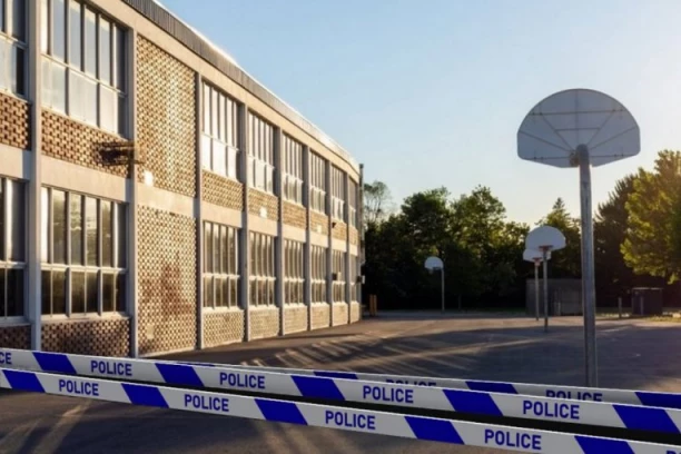 UČENIK IZBODEN NOŽEM U VRAT ISPRED ŠKOLE! Hitno prevezen u bolnicu!