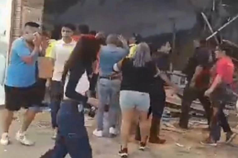 HAOS U TRŽNOM CENTRU! Deset osoba povređeno u eksploziji rezervoara sa gasom (VIDEO)