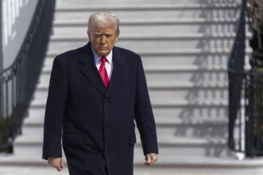 TRAMP GASI ČUVENI RADIO: Većina zaposlenih dobila otkaze, a da predsednik SAD prstom nije mrdnuo