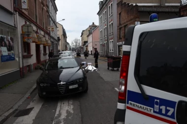 PUCNJAVA U CENTRU GRADA: Jedna osoba ubijena, OSTALI DA LEŽE U LOKVI KRVI