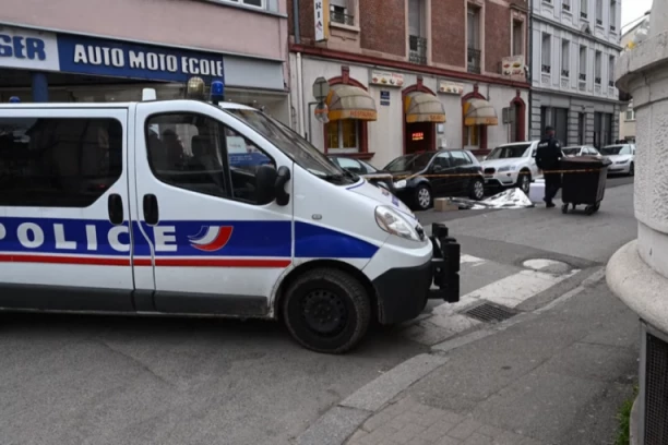 MONSTRUM OD MAJKE DOBIO ZASLUŽENU KAZNU! Sin joj slučajno prosuo sok u vozu, ona ga ODALAMILA PRED SVIMA! Usledio je obrt