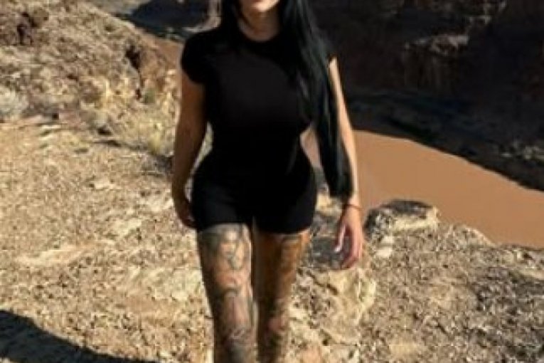 Atraktivna crnka je mnogo veći novac zaradila na platformi za odrasle