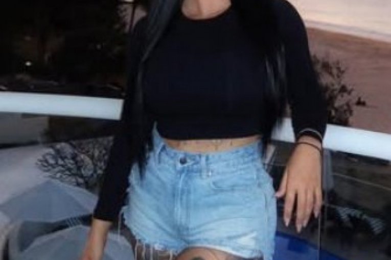 Atraktivna crnka je mnogo veći novac zaradila na platformi za odrasle