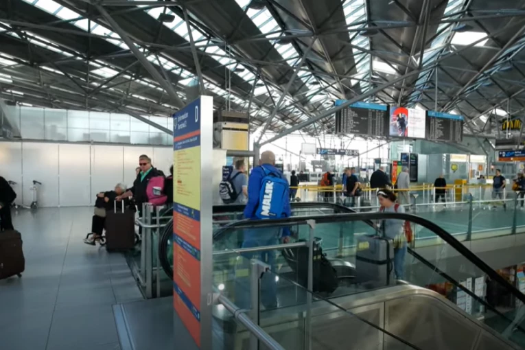 HITNA EVAKUACIJA NA AERODROMU! Putnici iznenada poslati napolje, drama šokirala sve