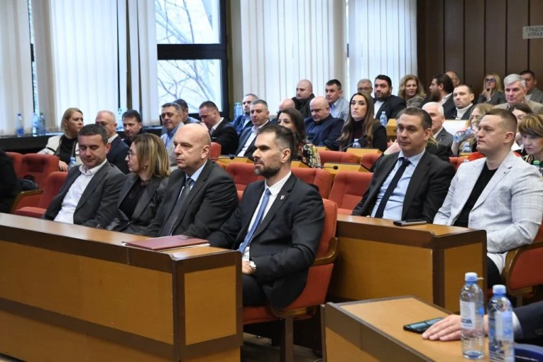 ŽARKO MIĆIN PODELIO ODLIČNE VESTI NAKON SEDNICE: Najvažnija stvar u budžetu NS za 2026. godinu su besplatni udžbenici za osnovce!