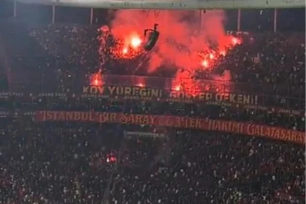 ŽESTOKI SUKOB U DERBIJU SEZONE: Navijači gađali bakljama suprotni tabor, nastao opšti haos! (VIDEO)