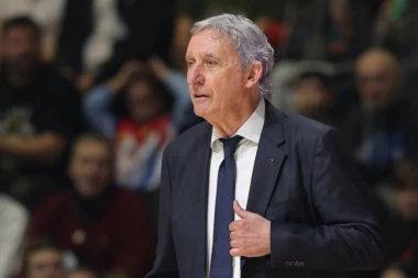 SVETISLAV PEŠIĆ POBESNEO NA TAJM-AUTU: Drao se, ovo mu se NIKAKO nije svidelo kod košarkaša!