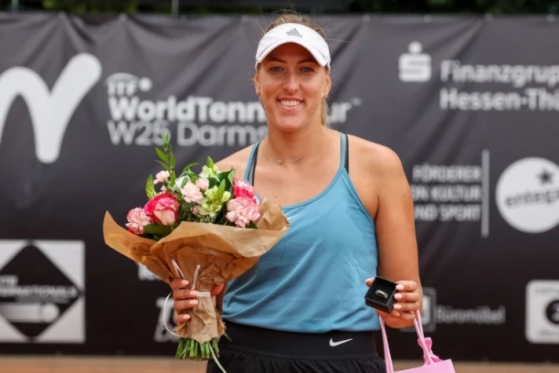 TENISERKA SNIMILA UŽAS U HOTELU! Plaća sto evra, a on samo što se ne sruši! (FOTO)