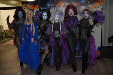 ISPLIVALE ŠOKANTNE FOTKE ''HAREM GIRLS'' BEZ KOSTIMA: Iza scenske šminke kriju se KRUPNA MUŽEVNA TELA! (GALERIJA)