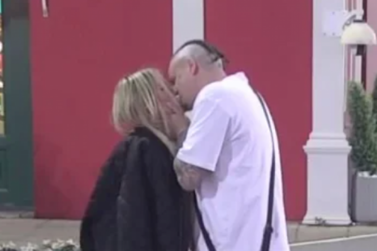 Terza i Sofija poljubac Elita 8