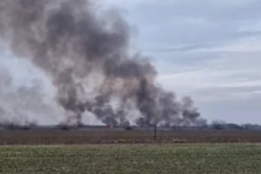 BESNI OGROMAN POŽAR BLIZU NOVOG SADA! Vatra zahvatila njive i širi se dalje! (VIDEO)