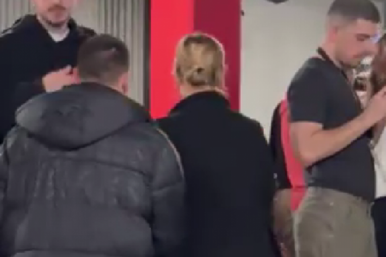 Dečko Mimi Mercedez u bekstejdžu