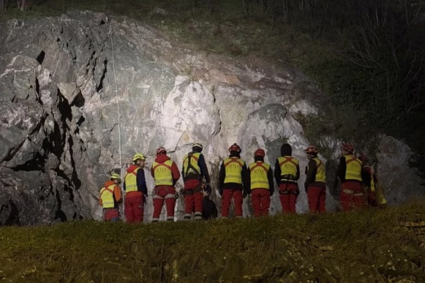 DRAMA U TOPLOM DOLU! Muškarac teško povređen, spasioci MUP ga izvukli iz nepristupačnog terena! (FOTO)