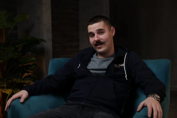 POZNATI REPER POSTAVIO "OGLAS" NA APLIKACIJI ZA UPOZNAVANJE, TRAŽI SAMO ŠEMU! Zbog eksplicitne fotografije devojke mu ne daju mira!