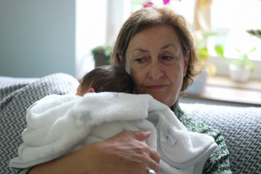 UGLEDALA SAM NEŠTO OGAVNO NA BEBINOM OBRAZU I POŽELELA DA ZGAZIM SVEKRVU: Mladoj mami je pozlilo kad je ugledala šta je majka njenog muža uradila detetu!