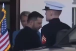 POGLEDAJTE KAKO PONIŽENI ZELENSKI NAPUŠTA BELU KUĆU! Tramp ga izbacio, njegovo lice sve govori! OPTUŽILI GA DA JE NEZAHVALAN, DA HOĆE DA IZAZOVE TREĆI SVETSKI RAT... (VIDEO)