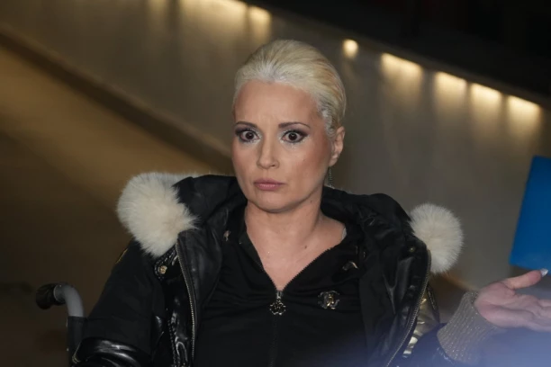 ZAR JE TO JE URADILA SA PSOM NA DEBELOM MINUSU?! Maja Nikolić se skinula na snegu, A ONO ŠTO JE URADILA POTOM podiglo čitavu javnost! (FOTO)