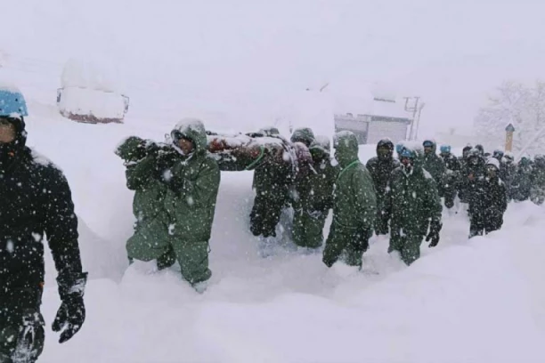 LAVINA SE OBRUŠILA NA SELO, IMA MRTVIH: Traga se za četvoro nestalih (VIDEO)