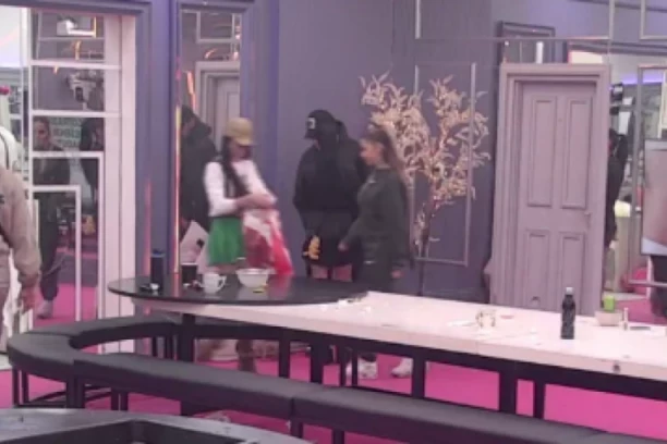 RASKID VEKA U BELOJ KUĆI: Ušli u rijaliti kao NESALOMIVI, pa pali na NAJBANALNIJIM STVARIMA - otkačio je za sva vremena, ona kumi, moli, da je ne odjavljuje (FOTO)