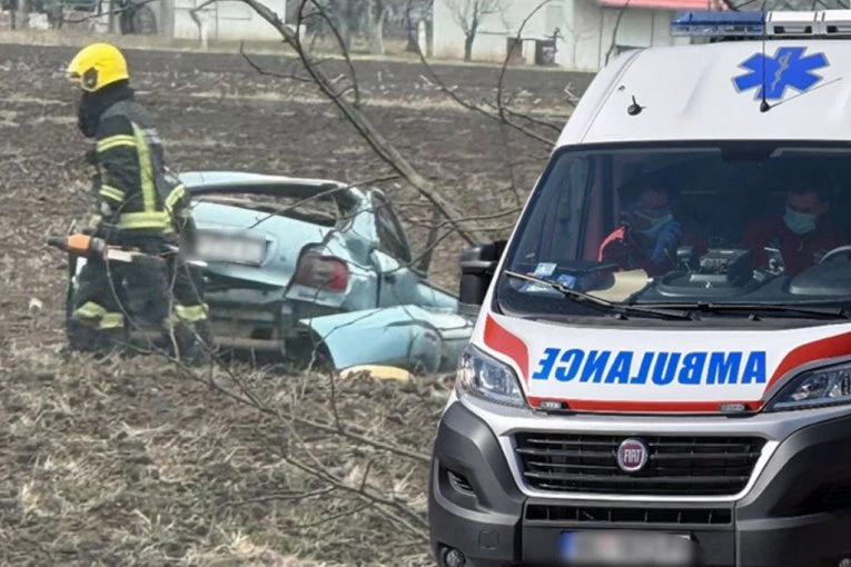 JEZIVA NESREĆA KOD LOZNICE! Muškarac nastradao kada je automobil sleteo s puta, vozilo potpuno smrskano! (FOTO)