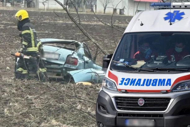JEZIVA NESREĆA KOD LOZNICE! Muškarac nastradao kada je automobil sleteo s puta, vozilo potpuno smrskano! (FOTO)