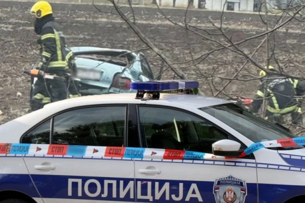 TEŽAK SUDAR KOD BOLEČA! Vozilo sletelo sa puta, potpuno SMRSKANO! Povređeni vozači! (VIDEO)