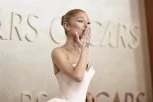 ARIANA GRANDE BILA NA IVICI ŽIVOTA I SMRTI: Pop zvezda umalo tragično NASTRADALA u Parizu! (VIDEO)