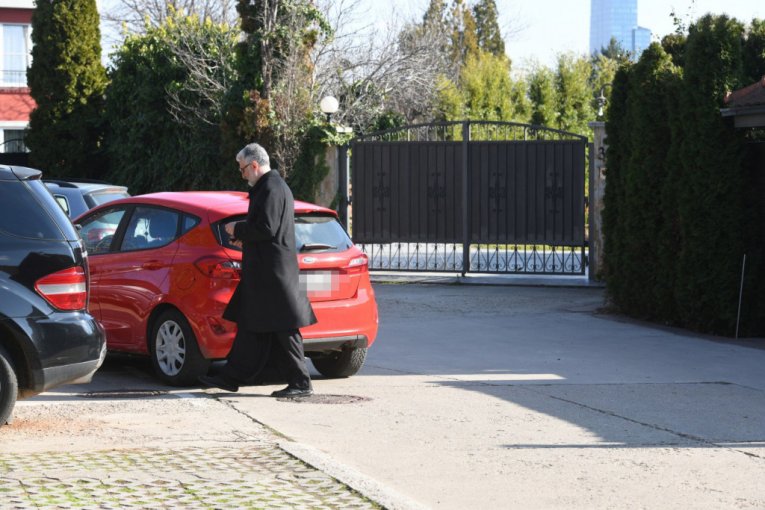 Sveštenik izašao iz vile Saše Popovića