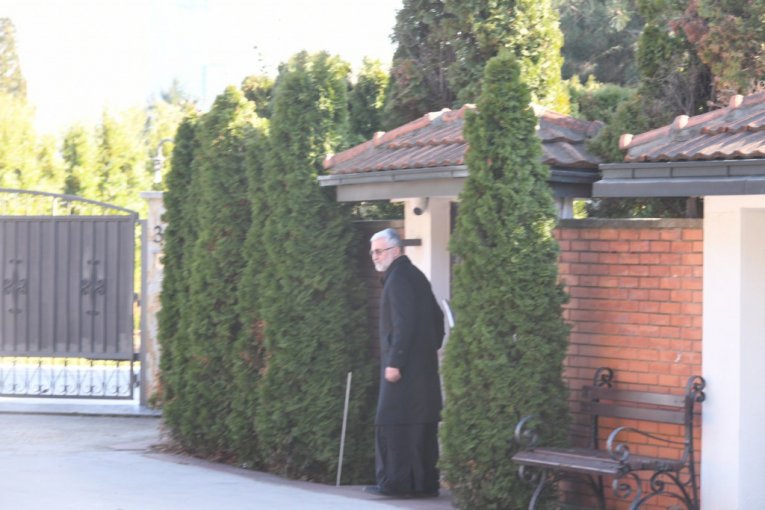 Sveštenik izašao iz vile Saše Popovića