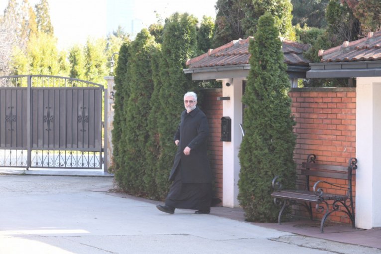 Sveštenik izašao iz vile Saše Popovića