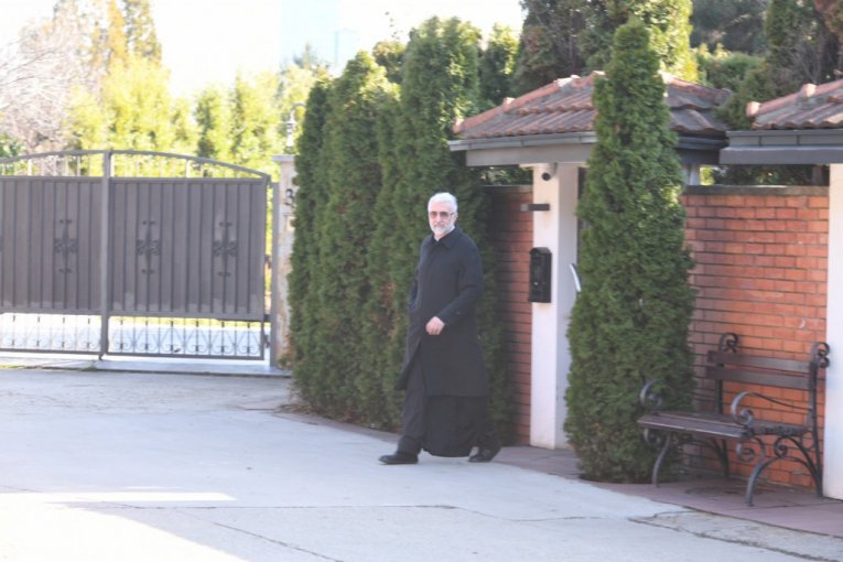 Sveštenik izašao iz vile Saše Popovića