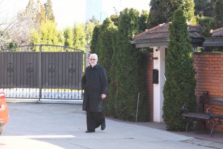 Sveštenik izašao iz vile Saše Popovića