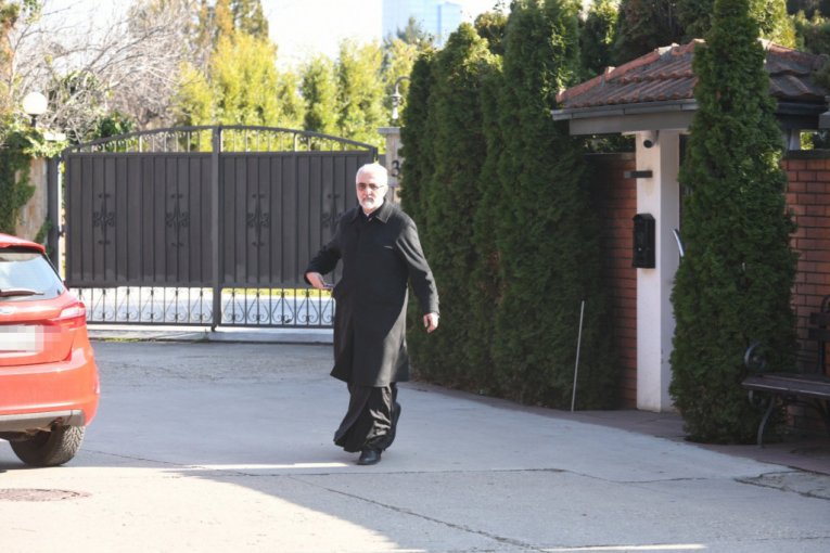 Sveštenik izašao iz vile Saše Popovića