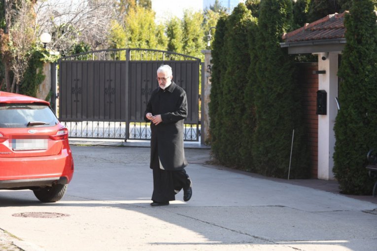 Sveštenik izašao iz vile Saše Popovića