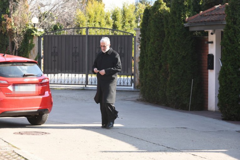 Sveštenik izašao iz vile Saše Popovića