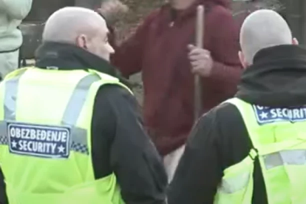 ALARMANTNO STANJE, OBEZBEĐENJE OPKOLILO IMANJE: Učesnica se zaletela na cimera, on udario još jače!