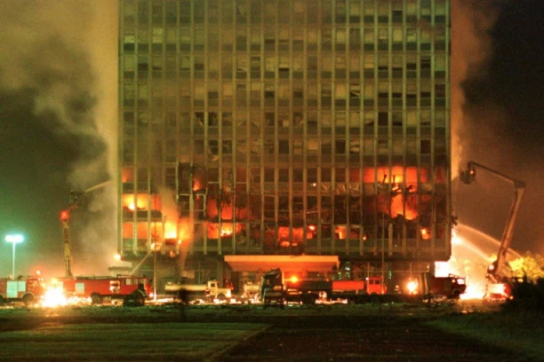 "SREĆAN USKRS, SRBI" Tog dana, NATO agresor je pljunuo na CRVENO SLOVO, a u kiši bombi stradala je i beba Bojana u tatinom zagrljaju