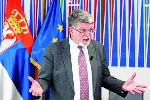 GDE JE SADA PICULA I N1? Skandalozan snimak iz Splita: Mladi pevaju pesme koje glorifikuju Jasenovac i kasapljenje srpske dece! (VIDEO)