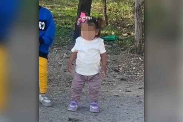 SNIMLJENA KAKO IDE KA LIVADAMA! Kamere uhvatile nestanak dvogodišnje devojčice iz Uba