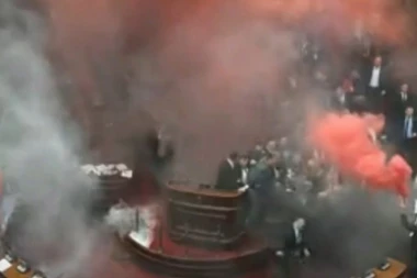 POSLANICA DOBILA MOŽDANI UDAR, BORE JOJ SE ZA ŽIVOT! Pogledajte trenutak kada opozicija počinje da divlja: Svi se guše, HAOS NE PRESTAJE! (VIDEO)